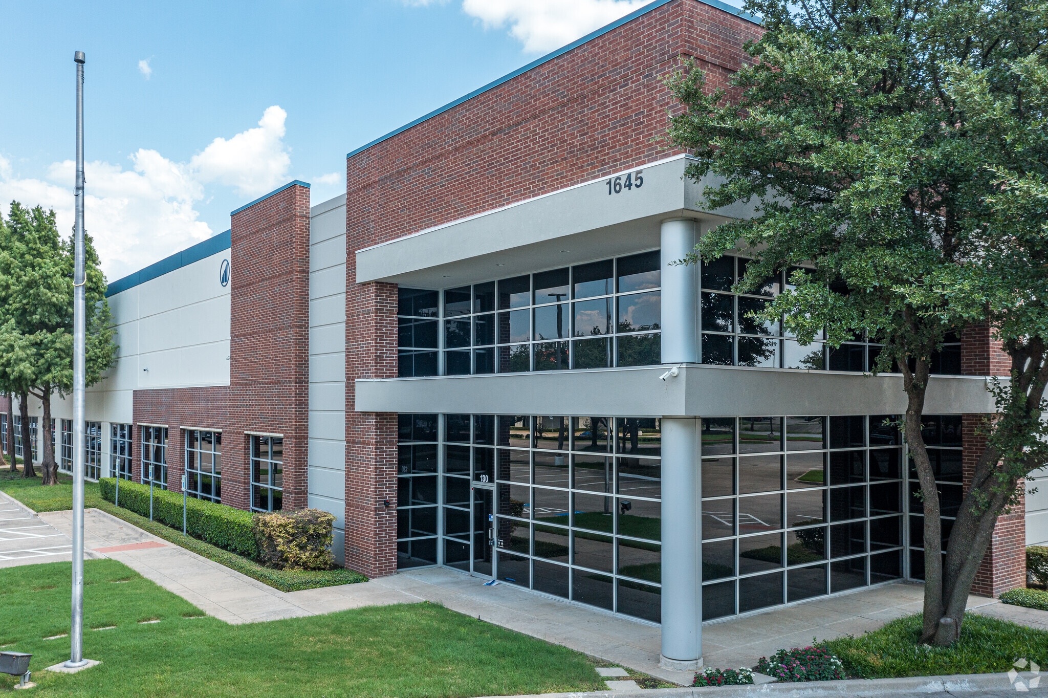 1645 Wallace Dr, Carrollton, TX for lease Primary Photo- Image 1 of 16