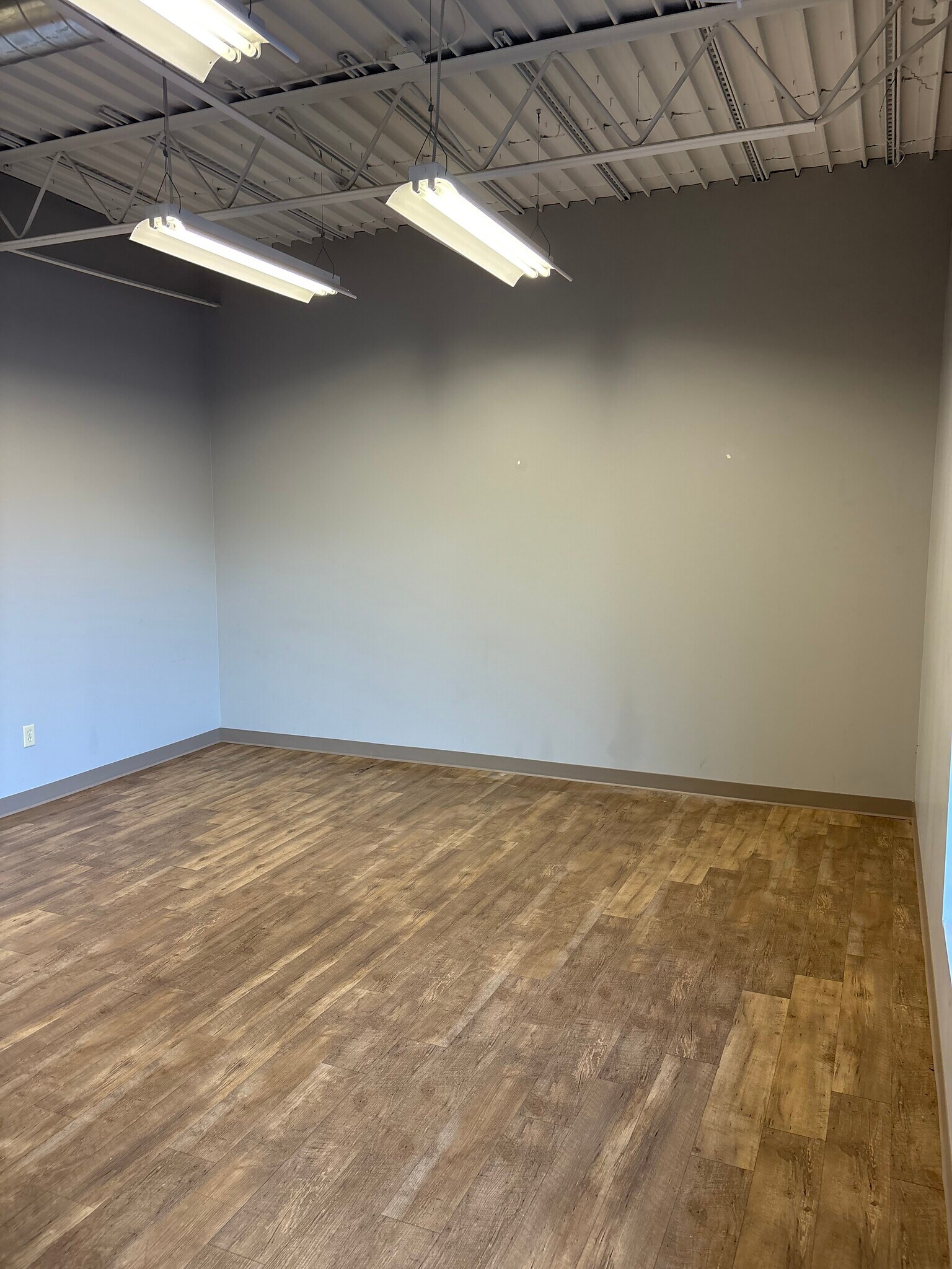 1907-1913 S Stewart Ave, Springfield, MO for lease Interior Photo- Image 1 of 5