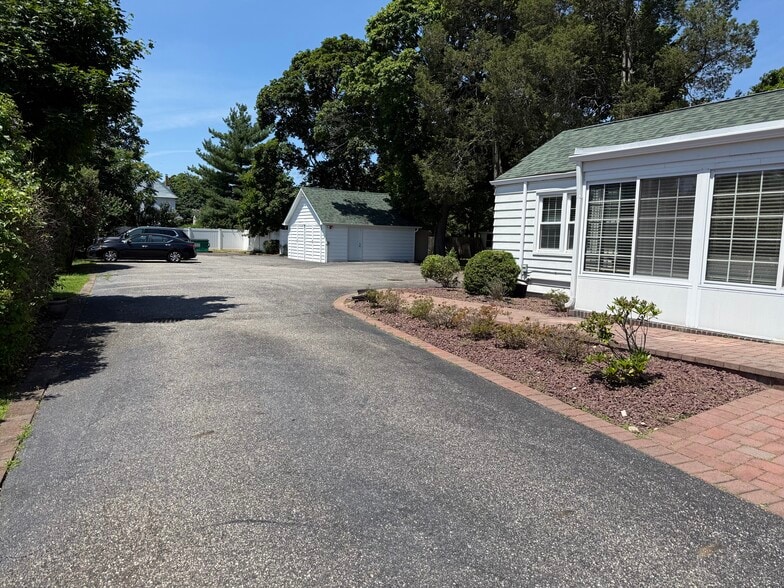 156 N Ocean Ave, Patchogue, NY à vendre - Photo du bâtiment - Image 3 de 27