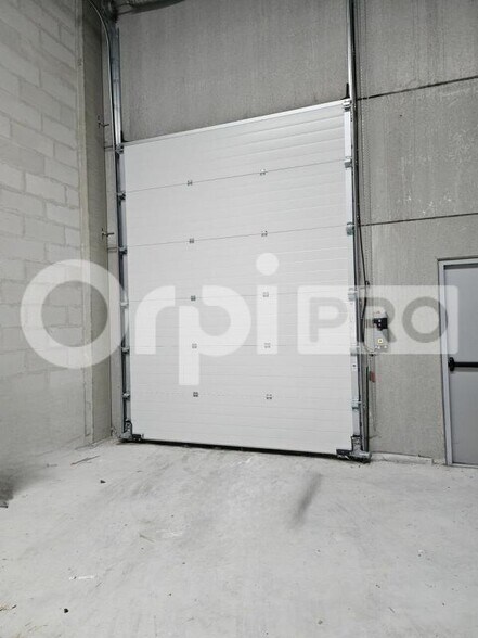 Flex in Reims for lease - Interior Photo - Image 3 of 5