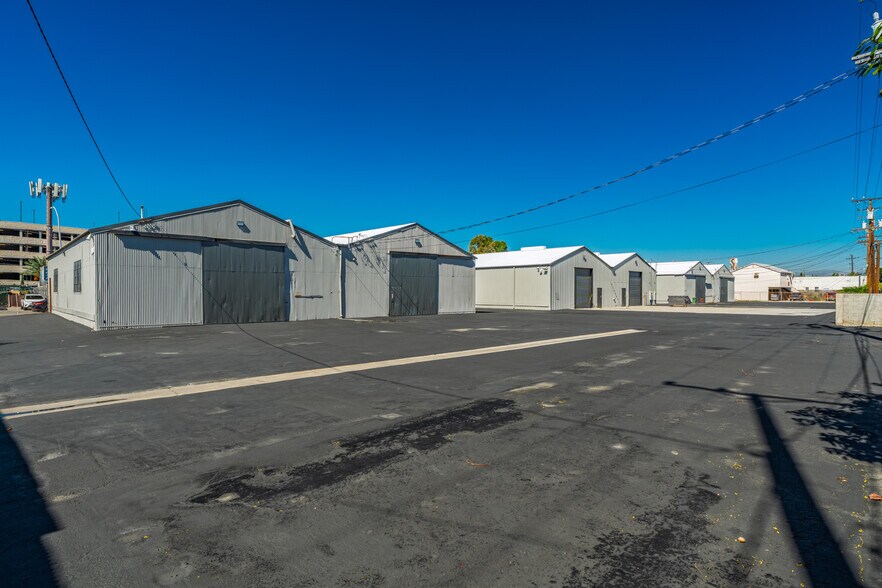 4 INDUSTRIAL BUILDINGS FOR SALE portefeuille de 4 propriétés à vendre sur LoopNet.ca - Photo principale - Image 1 de 8