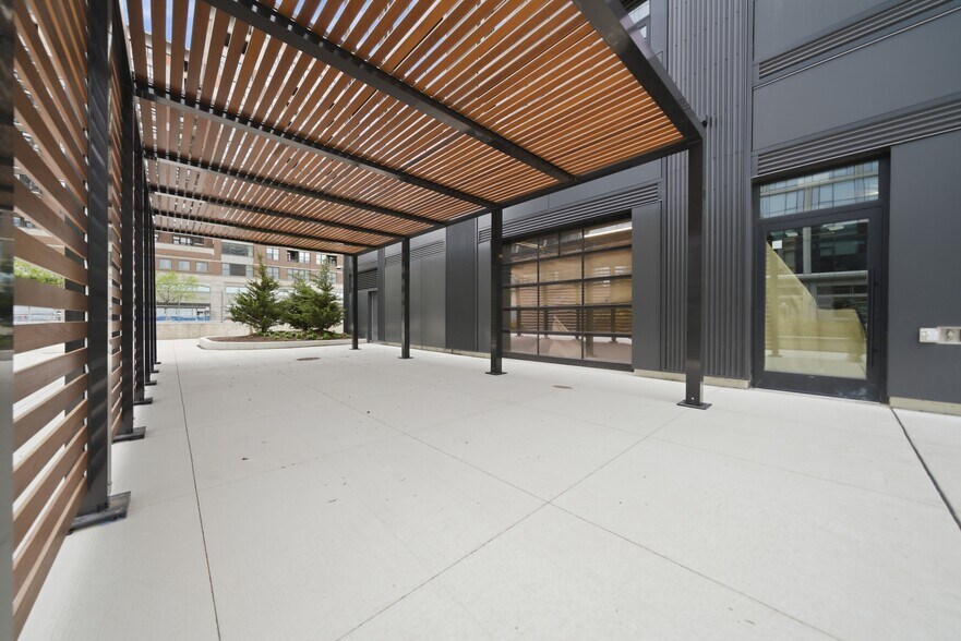 871 N Franklin St, Chicago, IL à louer - Photo du bâtiment - Image 2 de 24