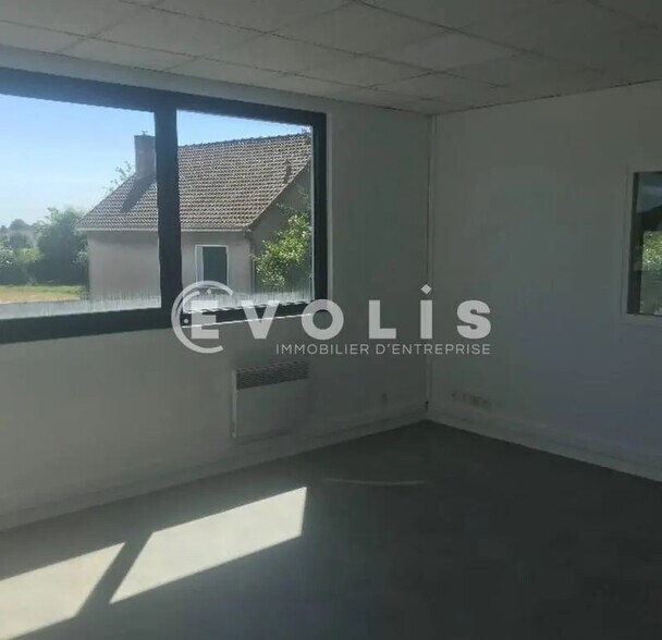 Office in Quincy-Voisins for lease - Interior Photo - Image 2 of 4
