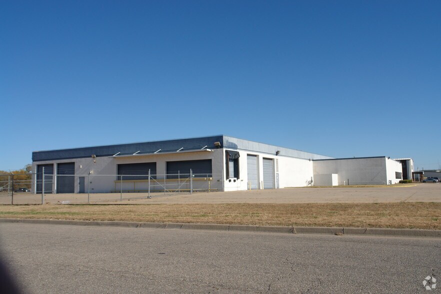 2118 W Harry St, Wichita, KS à louer - Photo du bâtiment - Image 2 de 4