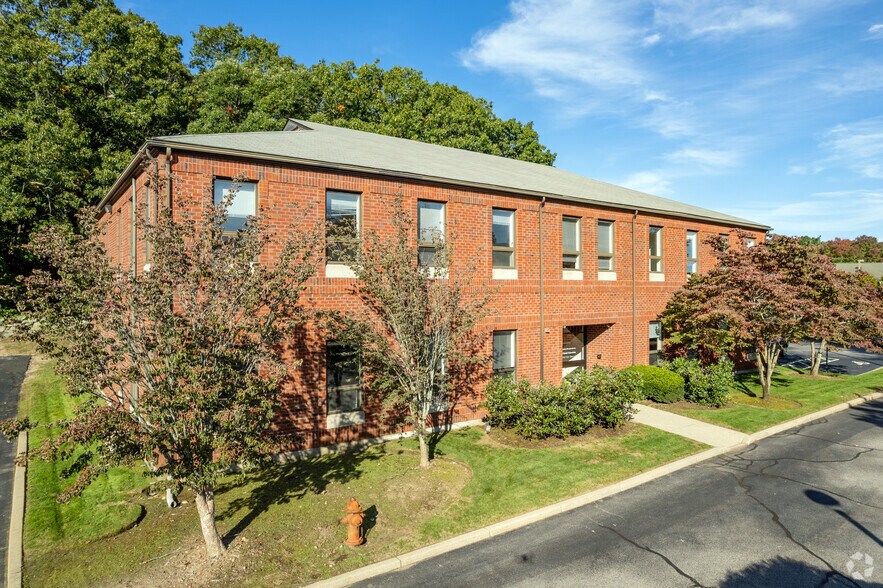 875 Centerville Rd, Warwick, RI à vendre - Photo du bâtiment - Image 1 de 30