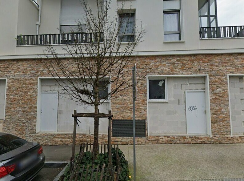 Retail in Poissy for lease - Building Photo - Image 2 of 10