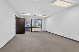 12860 W Cedar Dr, Lakewood, CO à louer Photo intérieure- Image 2 de 16