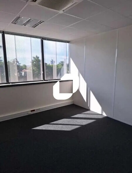 Office in Lormont for lease - Interior Photo - Image 3 of 9