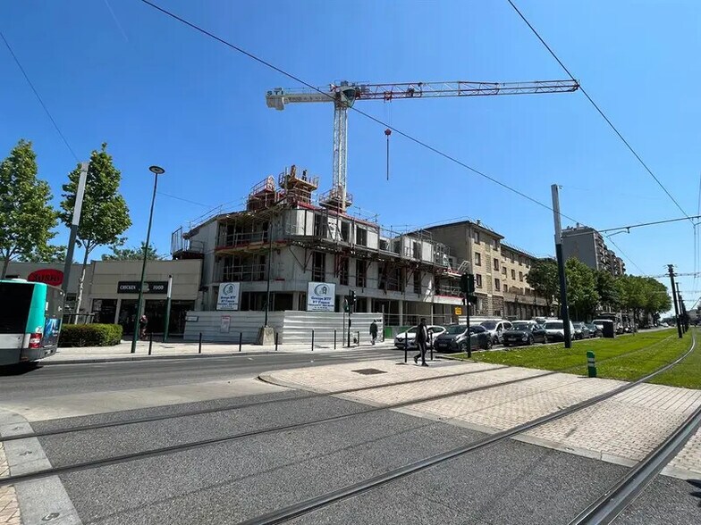 Commerce de détail dans Épinay-sur-Seine à louer - Photo de construction - Image 1 de 3