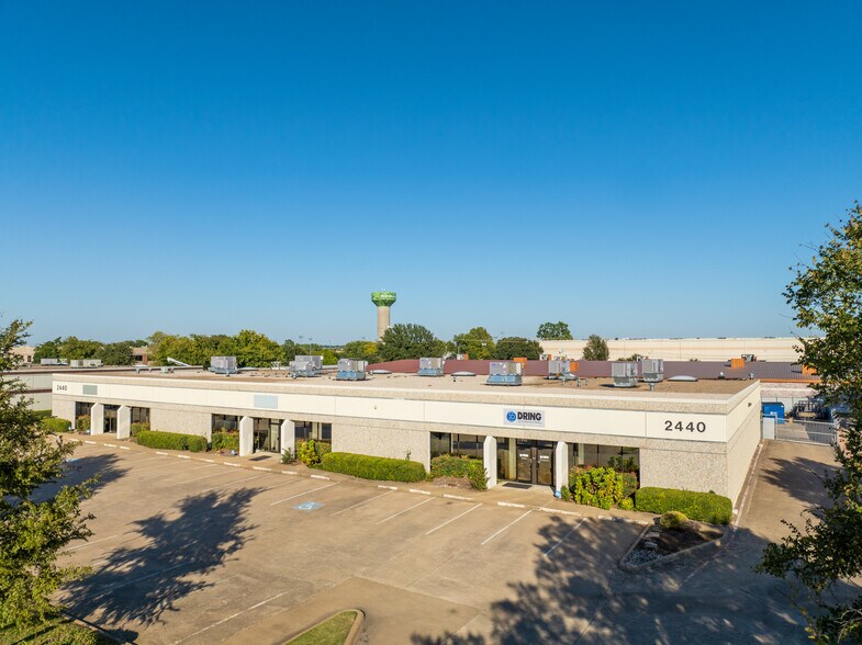 2440 Lacy Ln, Carrollton, TX à louer - Photo du bâtiment - Image 2 de 6