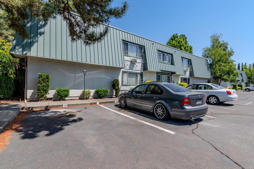 349 W Pine St, Central Point, OR à vendre - Photo du bâtiment - Image 2 de 7