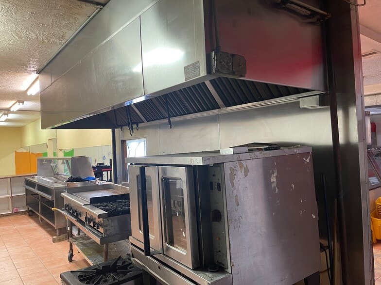 1006 12th St, Hempstead, TX for lease - Building Photo - Image 2 of 32