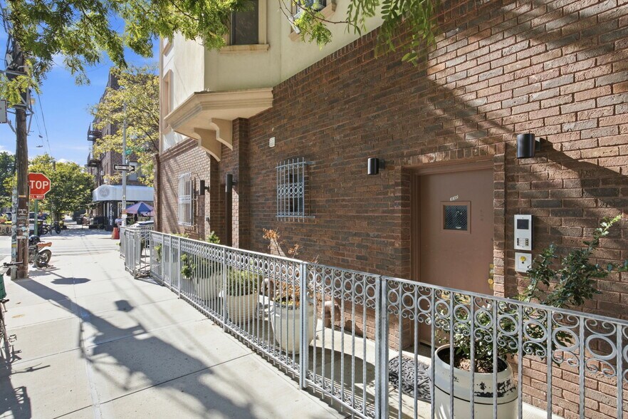 332 Manhattan Ave, Brooklyn, NY à vendre - Photo du bâtiment - Image 3 de 35