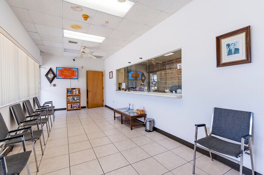 655 N Indiana Ave, Englewood, FL à vendre - Photo du bâtiment - Image 2 de 51