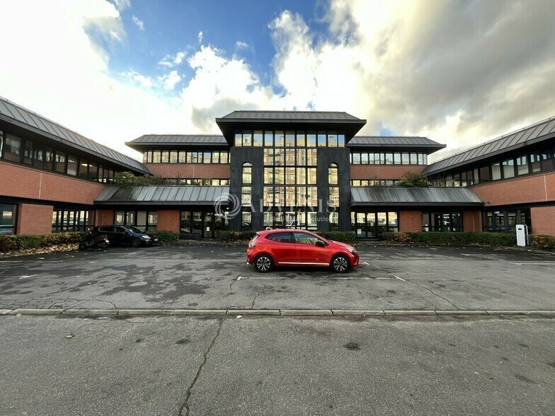 Bureau dans Saint-Ouen-sur-Seine à louer - Photo du bâtiment - Image 2 de 8