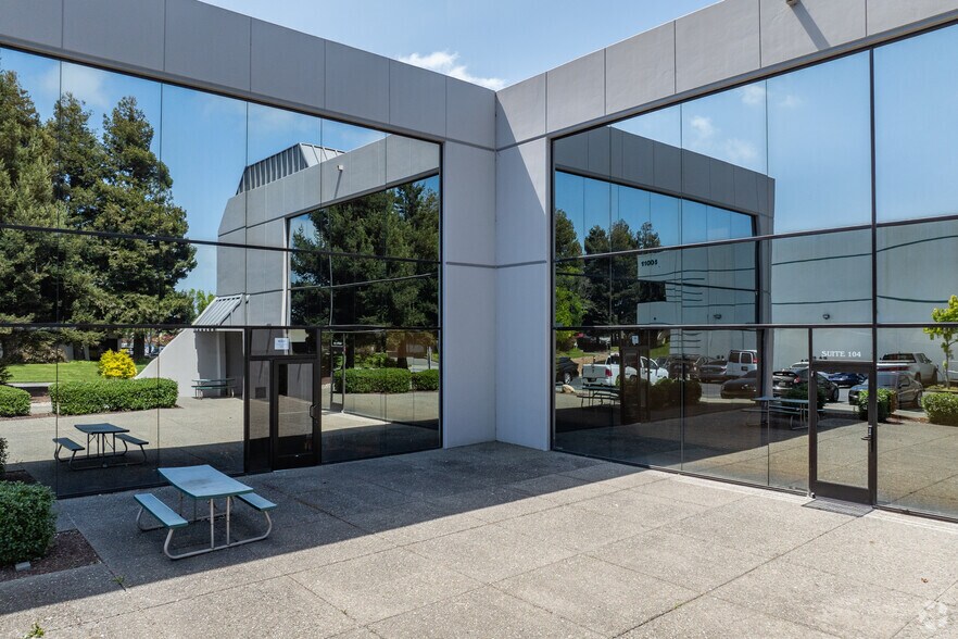 1129 Industrial Ave, Petaluma, CA à vendre - Photo du bâtiment - Image 3 de 11