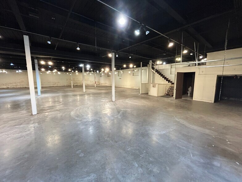 208 N Elm St, High Point, NC à louer - Photo du bâtiment - Image 3 de 6