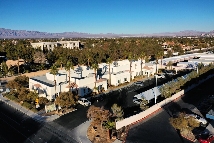 2400 S Cimarron Rd, Las Vegas, NV à louer - Photo du bâtiment - Image 2 de 13