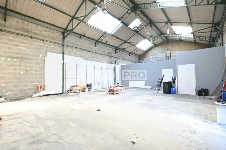 Flex in Vénissieux for lease - Interior Photo - Image 2 of 5