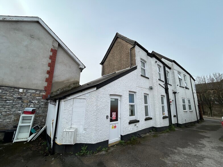 12 Market St, Caerphilly for lease - Building Photo - Image 2 of 2