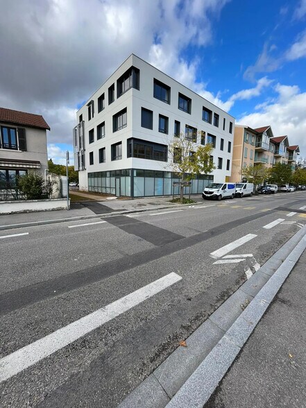 43 Rue De La République, Chassieu for sale - Building Photo - Image 3 of 10
