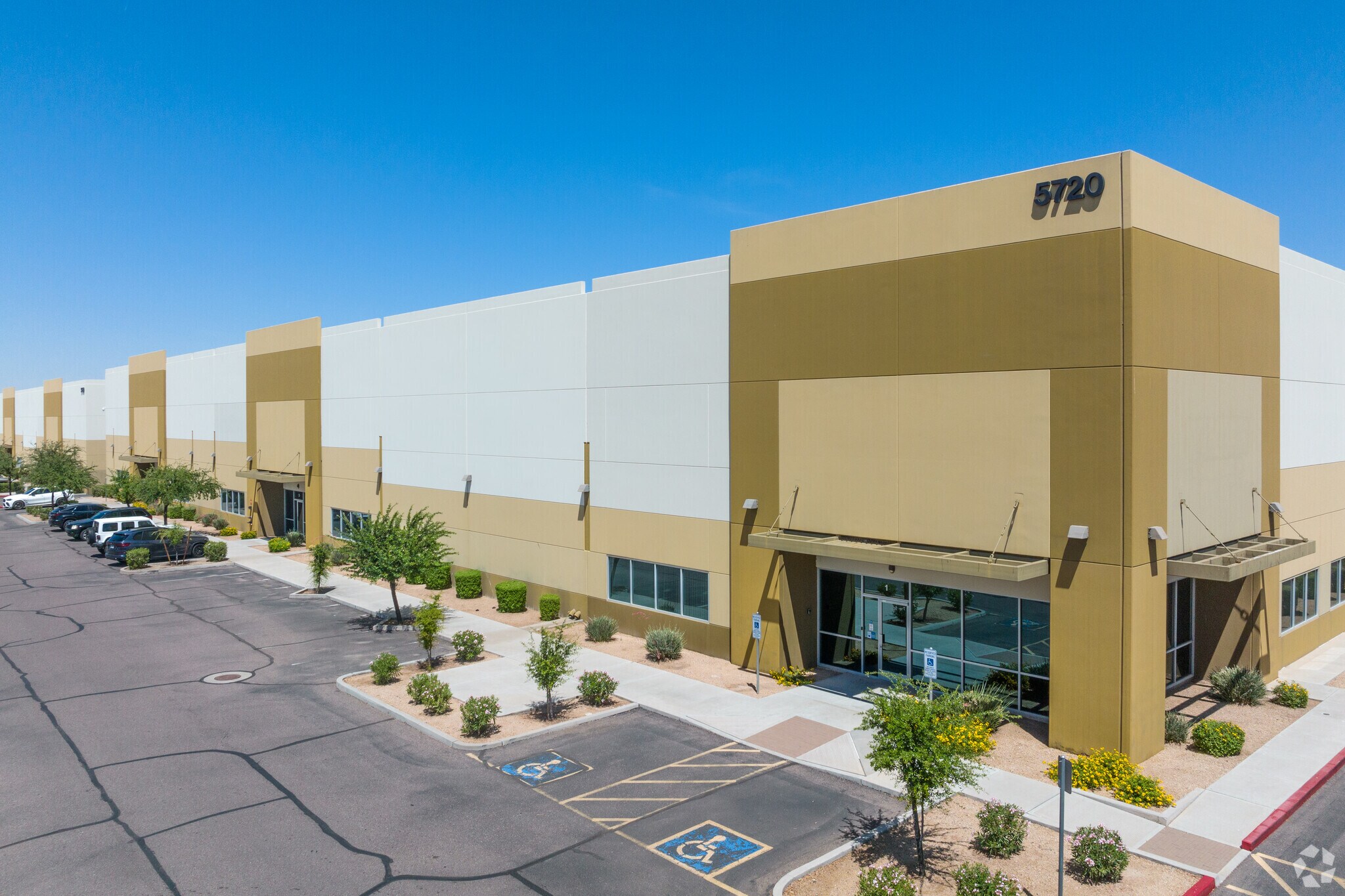 5720 S 40th St, Phoenix, AZ for lease Primary Photo- Image 1 of 5