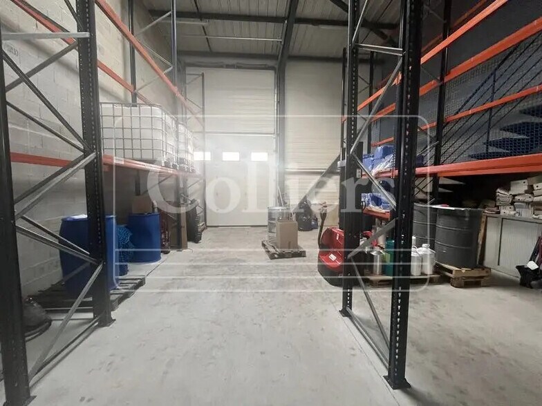 Flex in Aubagne for lease - Interior Photo - Image 2 of 4