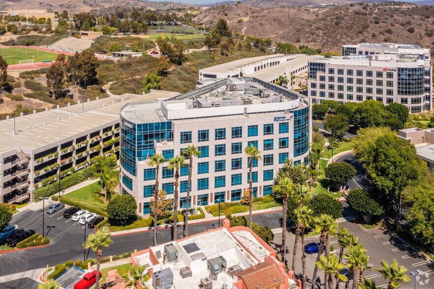 6 Pointe Dr, Brea, CA à louer - Photo du bâtiment - Image 2 de 3