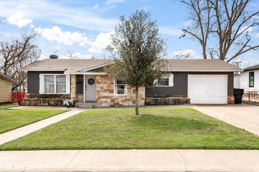 333 W Burbank St, Fredericksburg, TX for sale - Primary Photo - Image 1 of 22