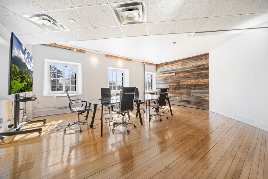 32 Rue Saint-Charles, Longueuil, QC à louer - Photo du bâtiment - Image 3 de 45