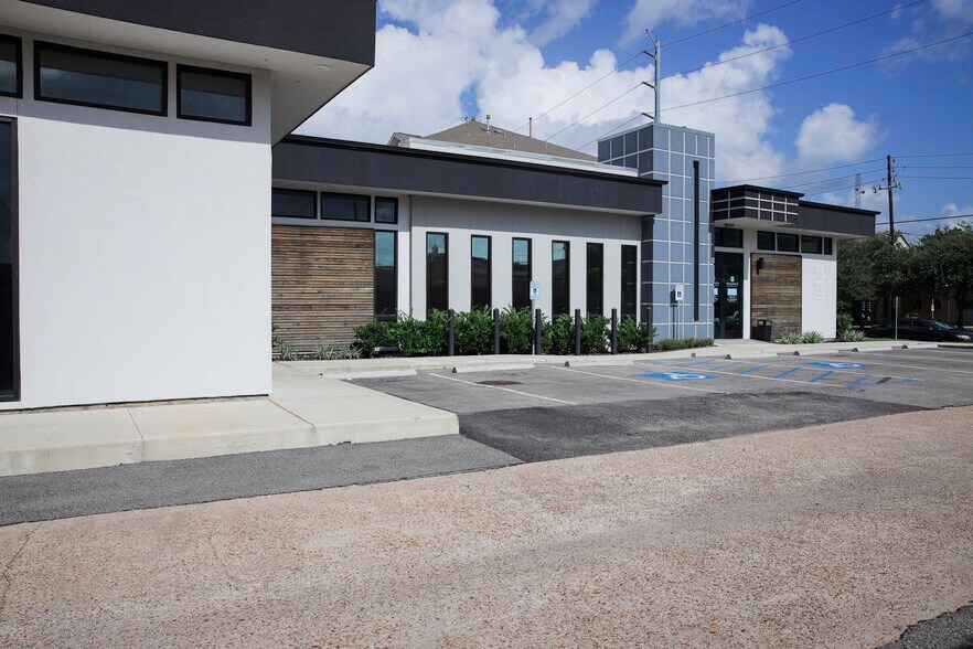 8703 Meadowcroft Dr, Houston, TX à vendre - Photo du bâtiment - Image 3 de 32