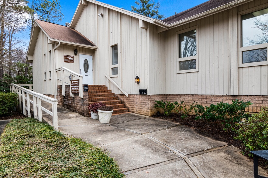 1152 Executive Cir, Cary, NC à louer - Photo du bâtiment - Image 3 de 19