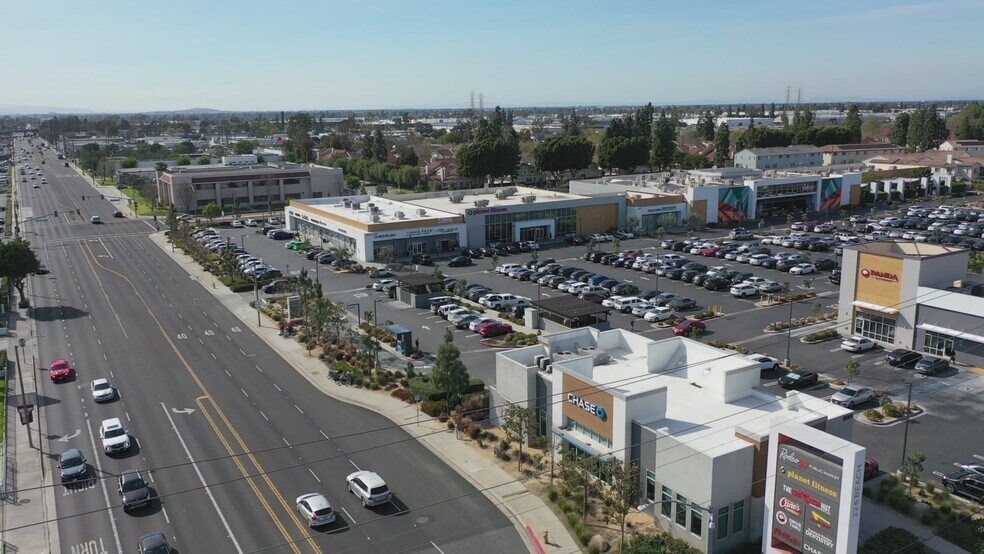 7911-7927 Garden Grove Blvd, Garden Grove, CA à louer - Vidéo sur l’inscription commerciale - Image 2 de 9