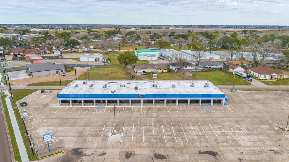 1602 N Mechanic St, El Campo, TX à louer - Photo du bâtiment - Image 2 de 57