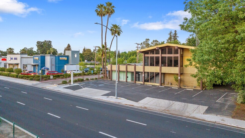 750 S Mooney Blvd, Visalia, CA à vendre - Photo du bâtiment - Image 2 de 7