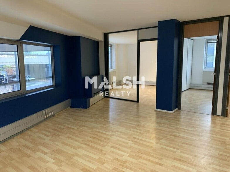 Office in Villeurbanne for lease - Interior Photo - Image 2 of 11