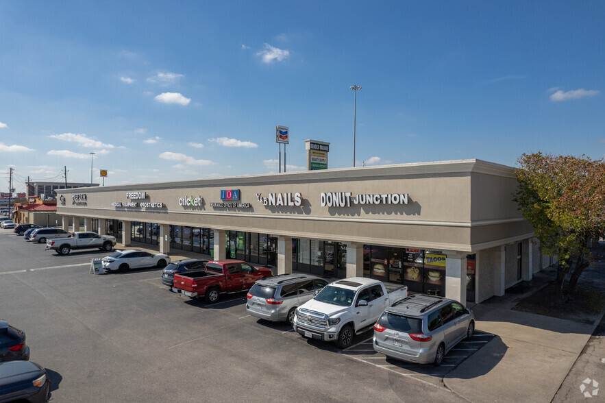 210-264 1st St W, Humble, TX for lease - Building Photo - Image 3 of 3