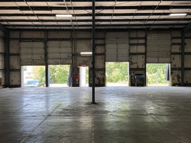 512 Matthews Dr, Canton, MS for lease - Building Photo - Image 3 of 8
