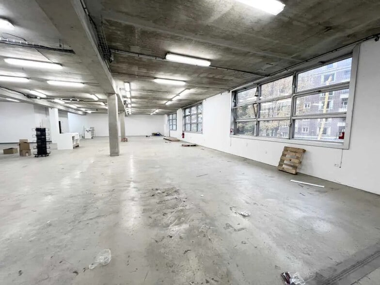 Flex in Paris for lease - Interior Photo - Image 2 of 4