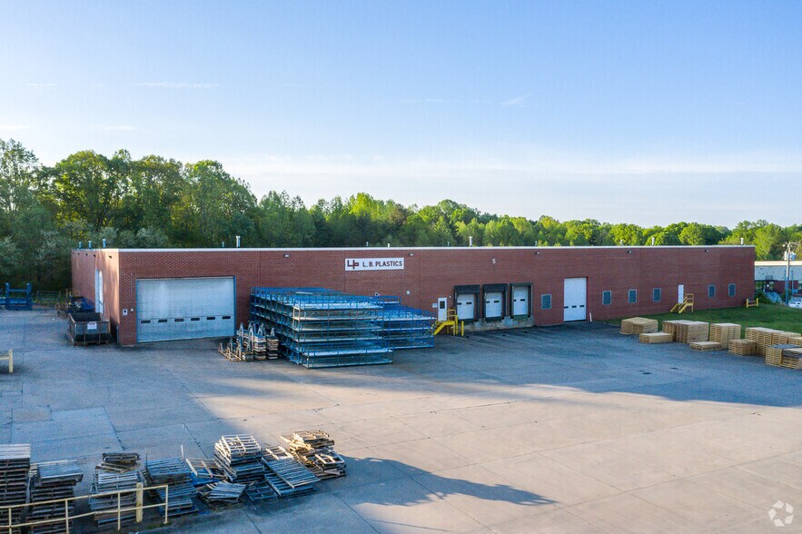 460 E Plaza Dr, Mooresville, NC à louer - Photo du bâtiment - Image 2 de 16