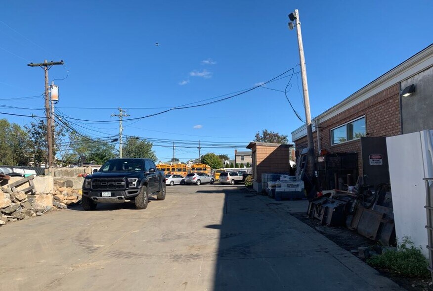 100 Frank Rd, Hicksville, NY à louer - Photo du bâtiment - Image 3 de 4