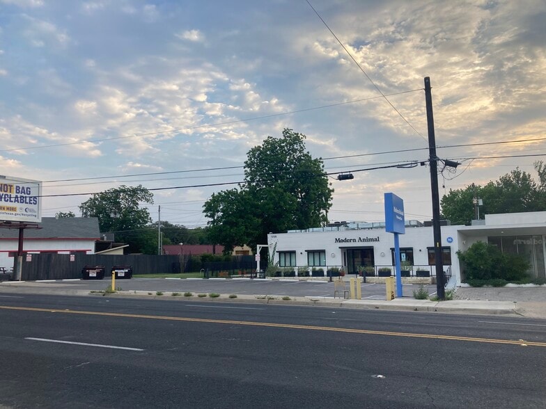 5118 Burnet Rd, Austin, TX for lease - Building Photo - Image 2 of 3