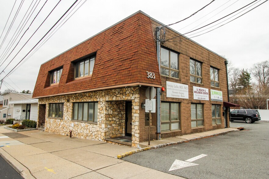 383 Northfield Rd, West Orange, NJ à vendre - Photo du bâtiment - Image 2 de 4