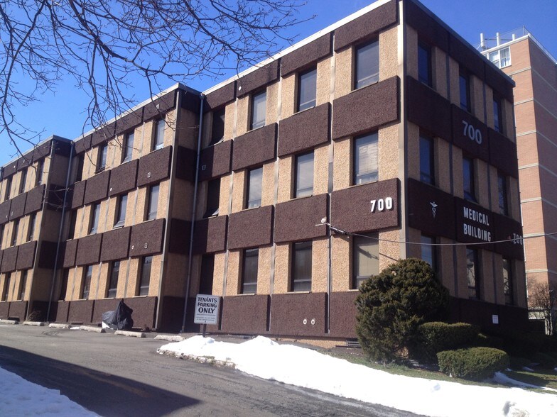 700 N Broad St, Elizabeth, NJ à vendre - Photo du bâtiment - Image 1 de 6