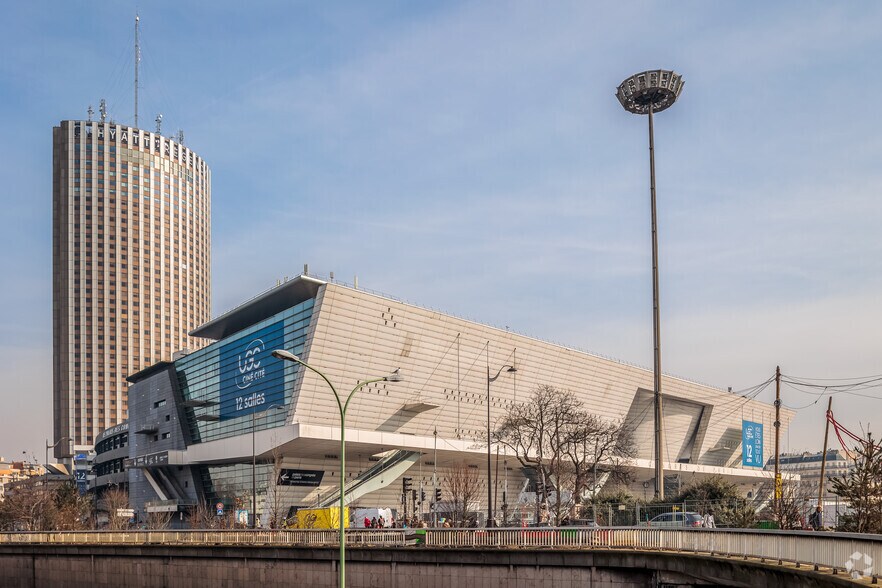 58 Boulevard Gouvion-Saint-Cyr, Paris for lease - Building Photo - Image 2 of 7