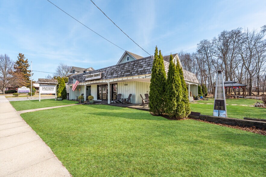 13100 Main Rd, Mattituck, NY à vendre - Photo du bâtiment - Image 2 de 12