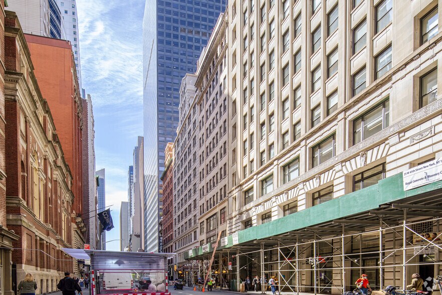 35 W 45th St, New York, NY à louer - Photo du bâtiment - Image 2 de 5