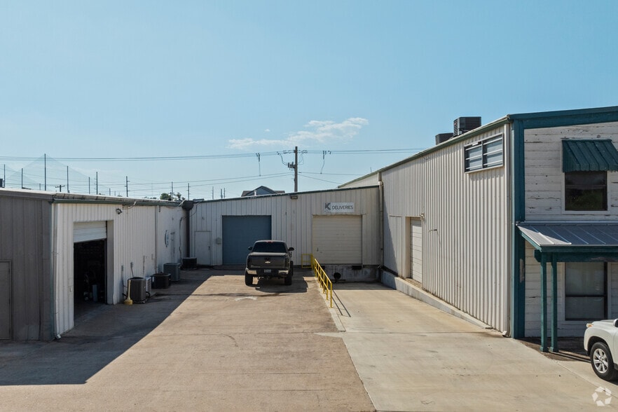 2900-2908 Finfeather Rd, Bryan, TX à vendre - Photo du bâtiment - Image 2 de 21