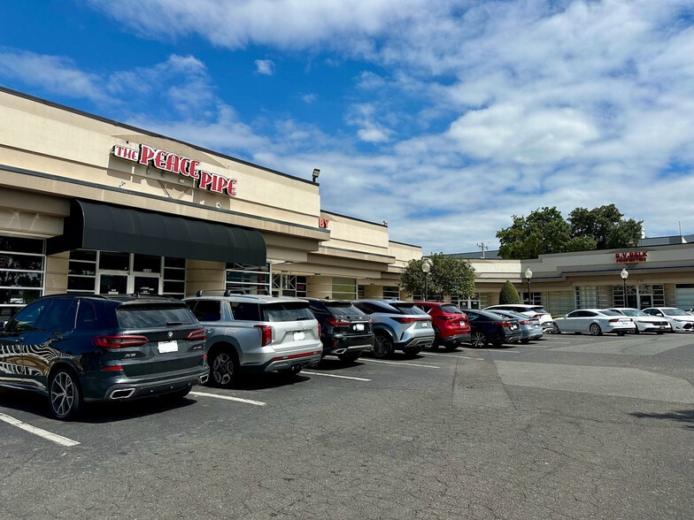204 W Woodlawn Rd, Charlotte, NC for lease - Building Photo - Image 3 of 12