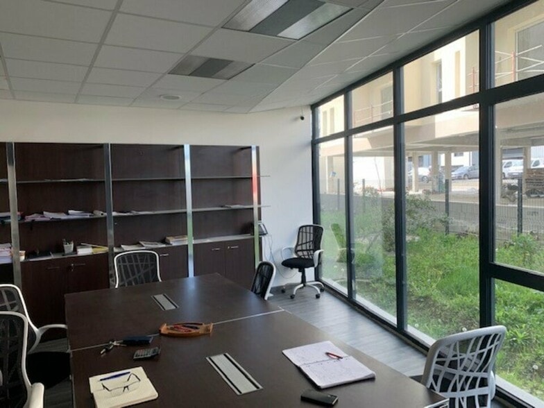 Retail in Pompignac for sale - Interior Photo - Image 2 of 8